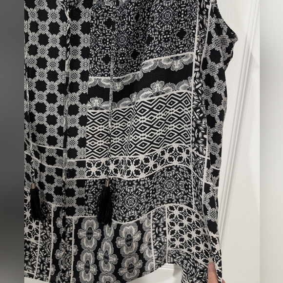 Rose +Olive Black and White Patterned Sleeveless Neck Tie Blouse in Size 2X - Picture 8 of 10